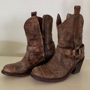 Women’s Ariat Boots. Size 9B. Like new. Distressed Brown leather.